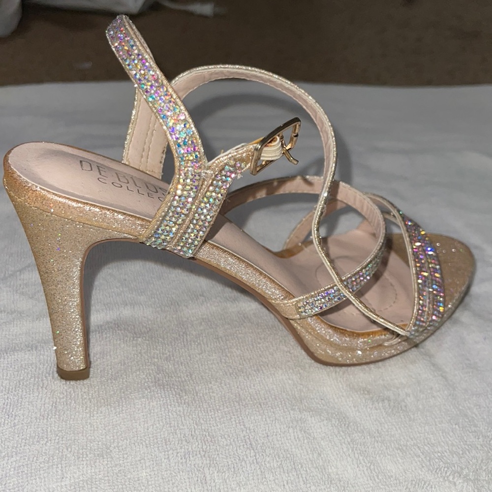size 7 color nude sparkle